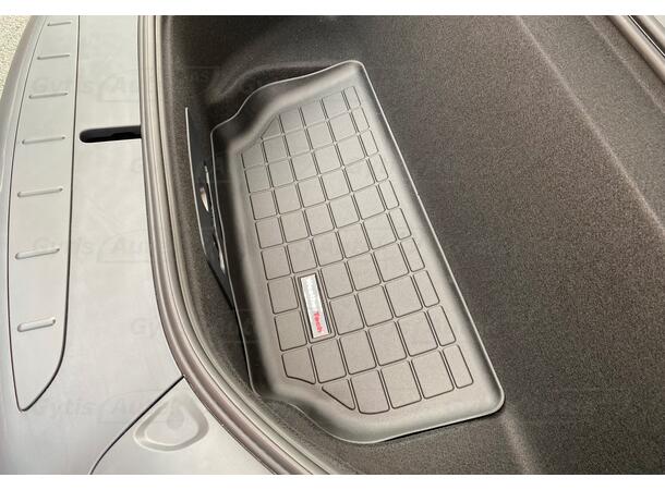 Bagagerumsmatta. Fram. Plast Tesla Model X 2022-> 