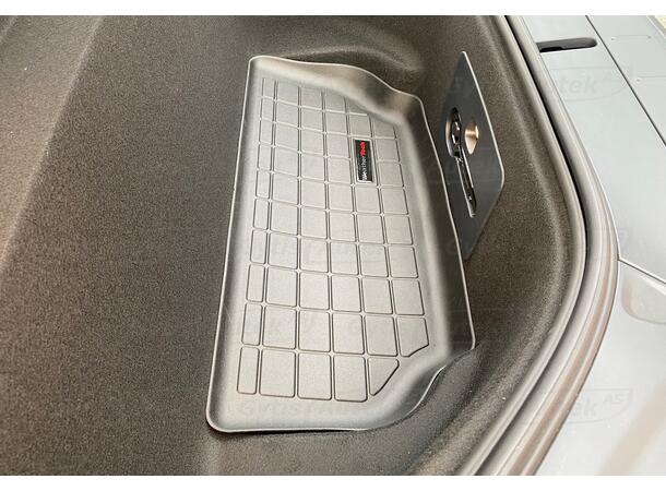 Bagagerumsmatta. Fram. Plast Tesla Model X 2022-> 