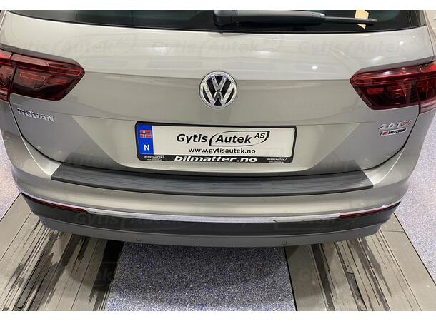Stötfångarskydd. Plast VW Tiguan 2016-2023 