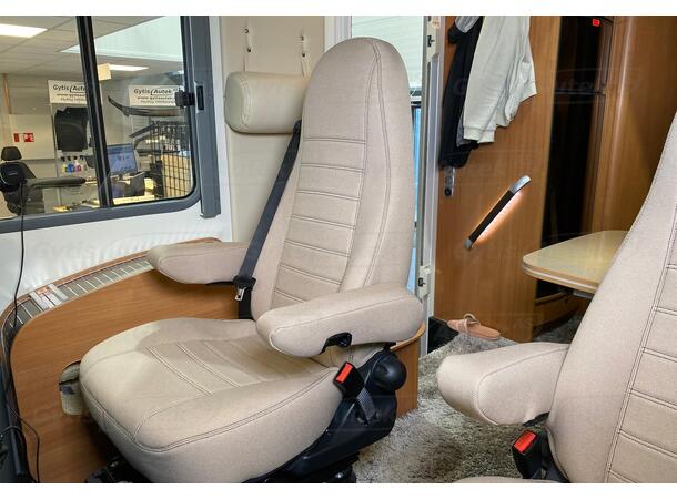 Husbil bilklädsel. Beige Eura Mobil Aguti GIS-Liner 