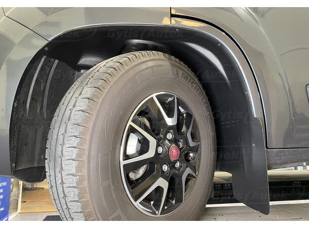 Lokariskjermer med skvettlapper. Foran Fiat Ducato 2006-2014 