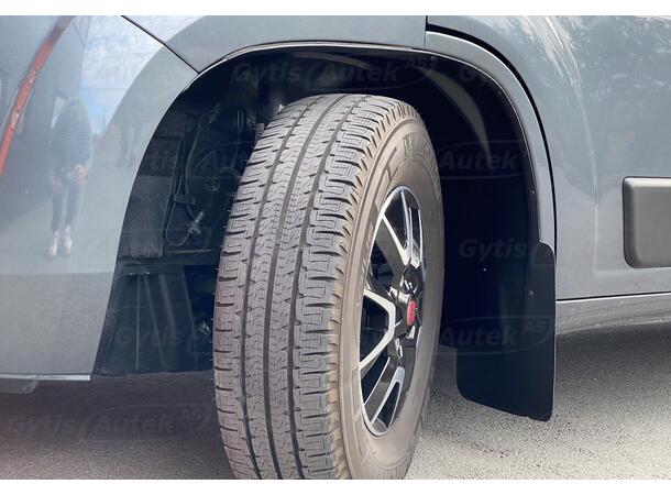 Lokariskjermer med skvettlapper. Foran Fiat Ducato 2006-2014 