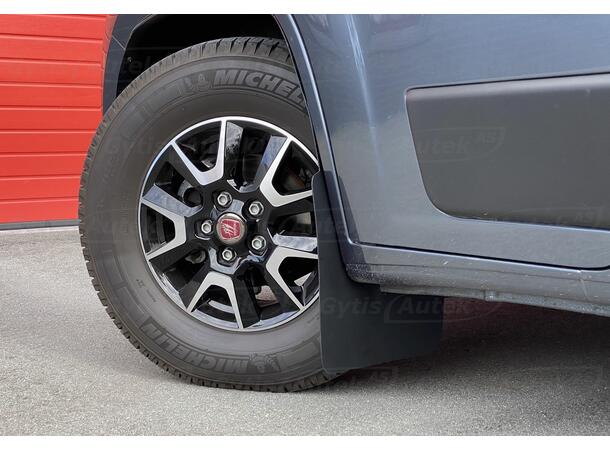 Lokariskjermer med skvettlapper. Foran Fiat Ducato 2006-2014 