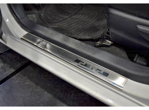 Instegsskydd till Toyota Yaris 2011-2014 | gytek.se