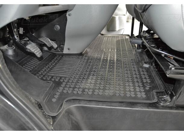 Bilmatta. 1. rad. Gummi Opel Vivaro 2001-2014 